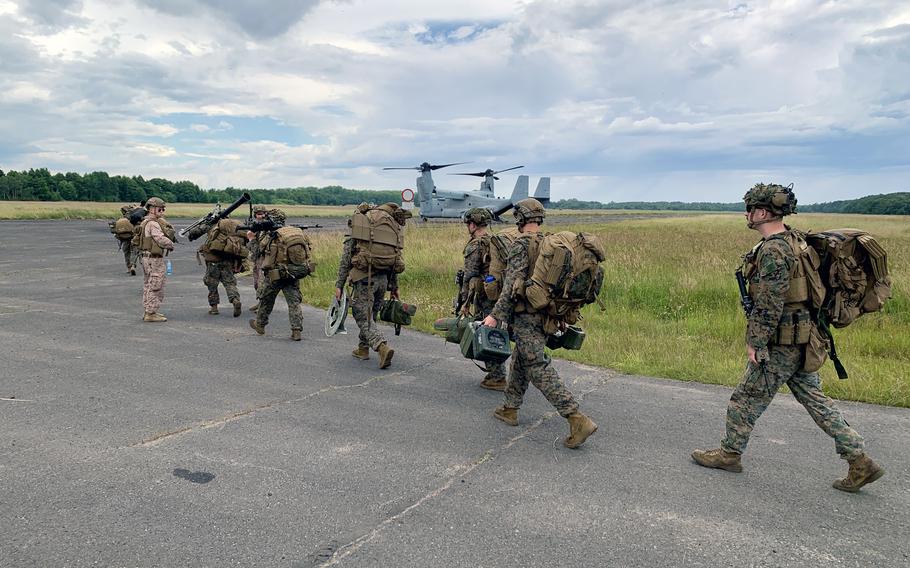 Marines z 24. Morskiej Jednostki Ekspedycyjnej idą do czekającego V-22 Osprey w ramach symulowanego międzynarodowego ataku desantowego na bazę polskich sił powietrznych w Ustce podczas operacji bałtyckich 24, 16 czerwca 2024 r.