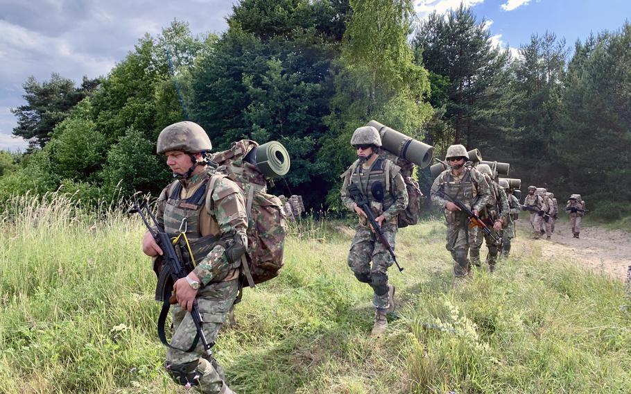Siły rumuńskie z 307. pułku piechoty morskiej biorą udział w symulowanym wielonarodowym ataku desantowym na bazę polskich sił powietrznych w Ustce w Polsce w ramach Baltic Operations 24. Około 35 żołnierzy rumuńskich zintegrowało się z siłami hiszpańskimi podczas wydarzenia 16 czerwca 2024 r. 