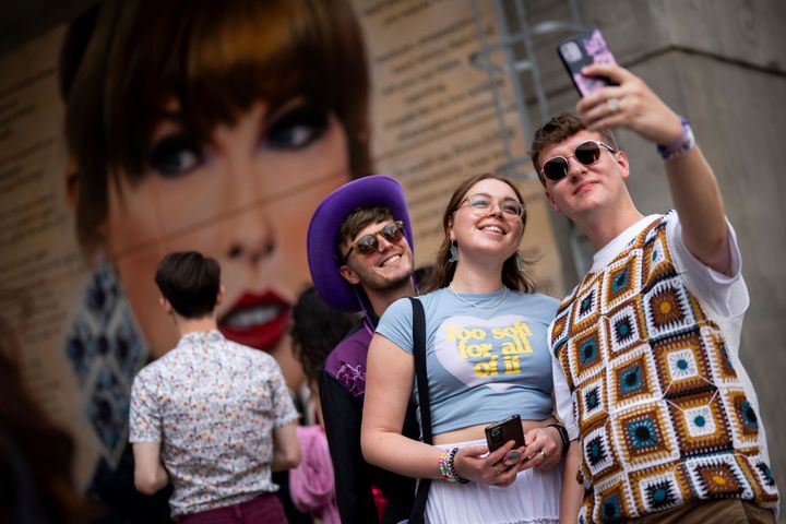 Fani Taylor Swift pozują do zdjęcia obok muralu zamówionego przez burmistrza Londynu Sadiqa Khana przed pierwszym londyńskim koncertem w ramach Eras Tour w piątek, 21 czerwca 2024 r. w Londynie.  (Zdjęcie: Scott A Garfitt/Invision/AP)