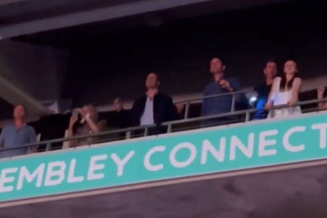 Sfilmowano ojca tańczącego księcia Williama na pierwszym koncercie Taylor Swift na stadionie Wembley