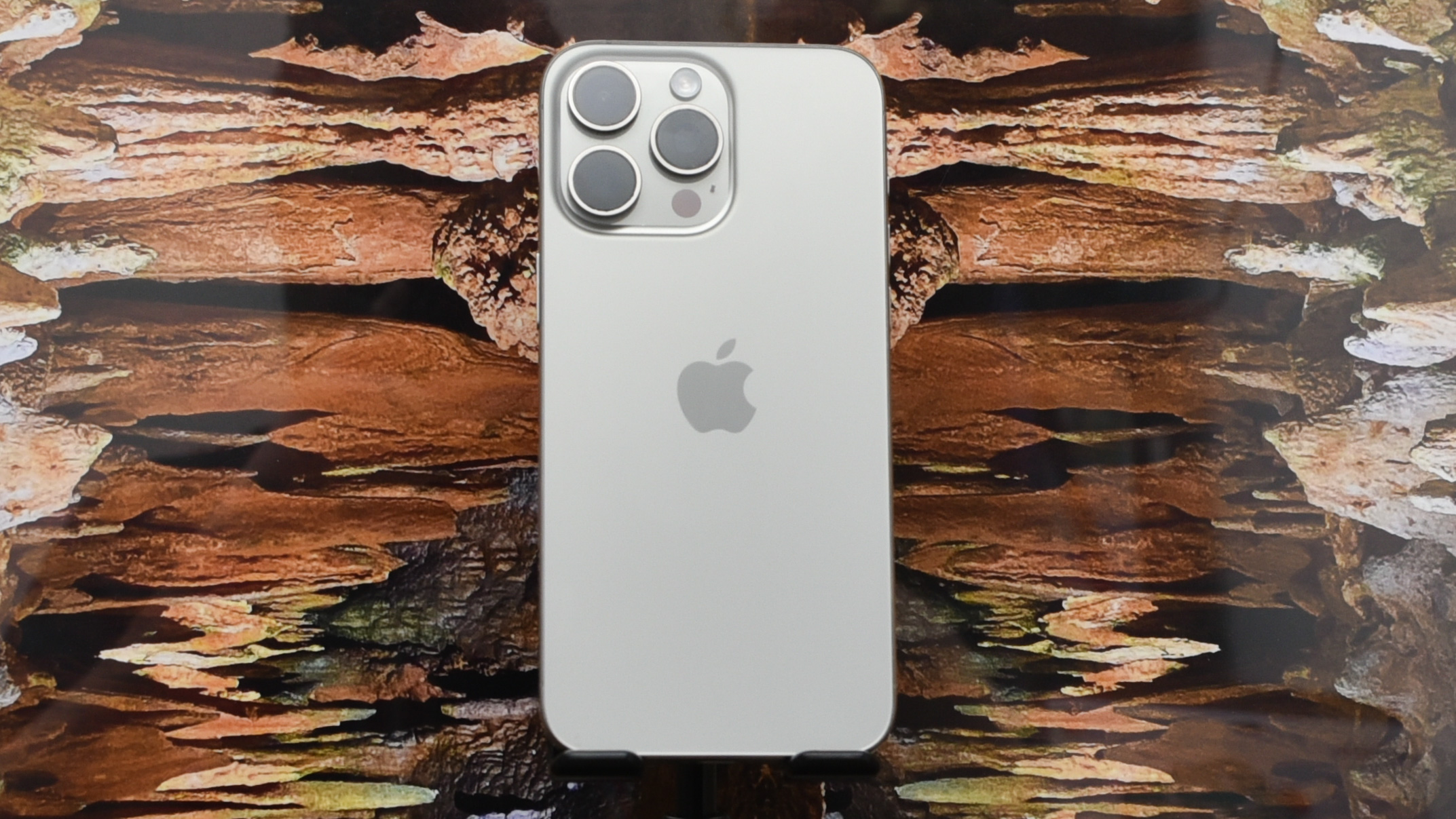 Apple iPhone 15 Pro Max na tle zdjęcia stalaktytów