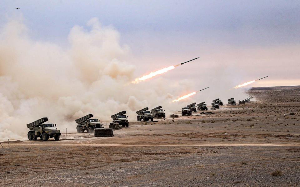 Pociski wystrzelone podczas ćwiczeń sił lądowych armii irańskiej, październik 2023 r