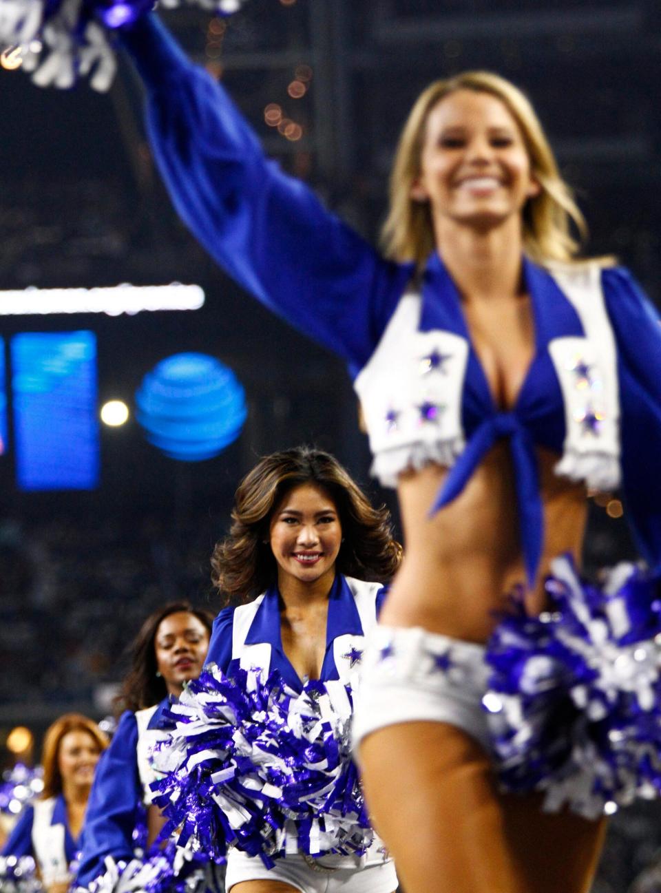 Zespół Dallas Cowboys Cheerleaders występuje podczas meczu The Dallas Cowboys vs Washington Redskins