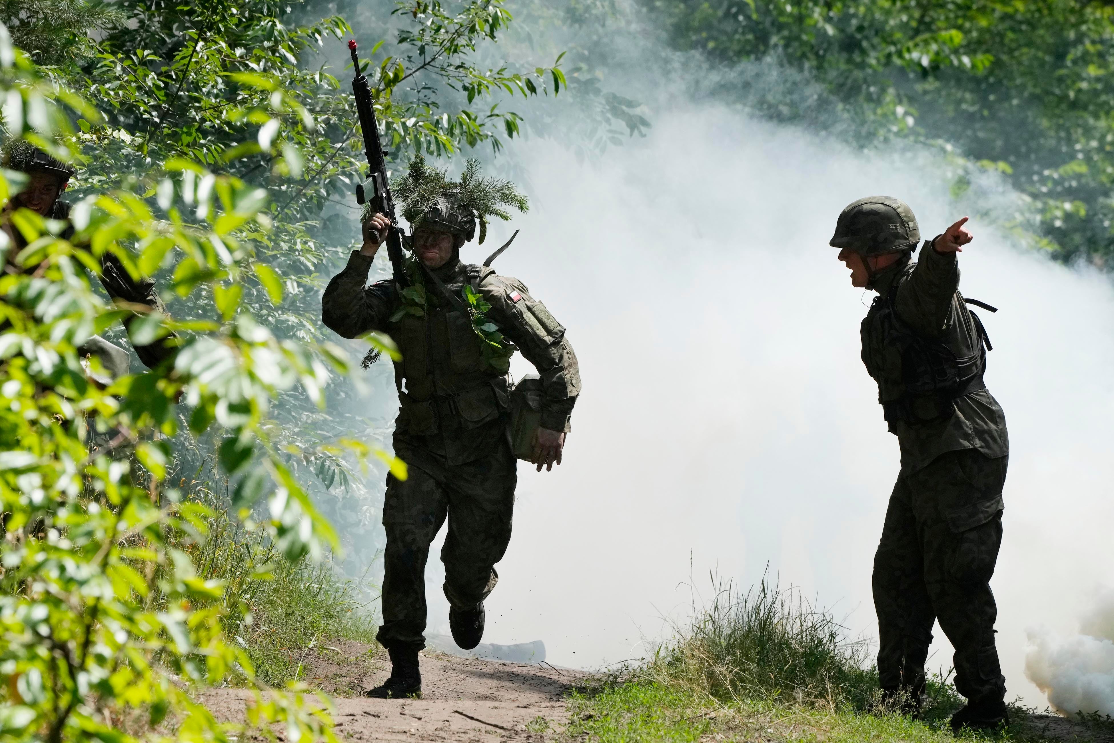 Ochotnicy polskiej armii ćwiczą taktykę podczas szkolenia podstawowego w Nowogrodzie, czwartek, 20 czerwca 2024 r.