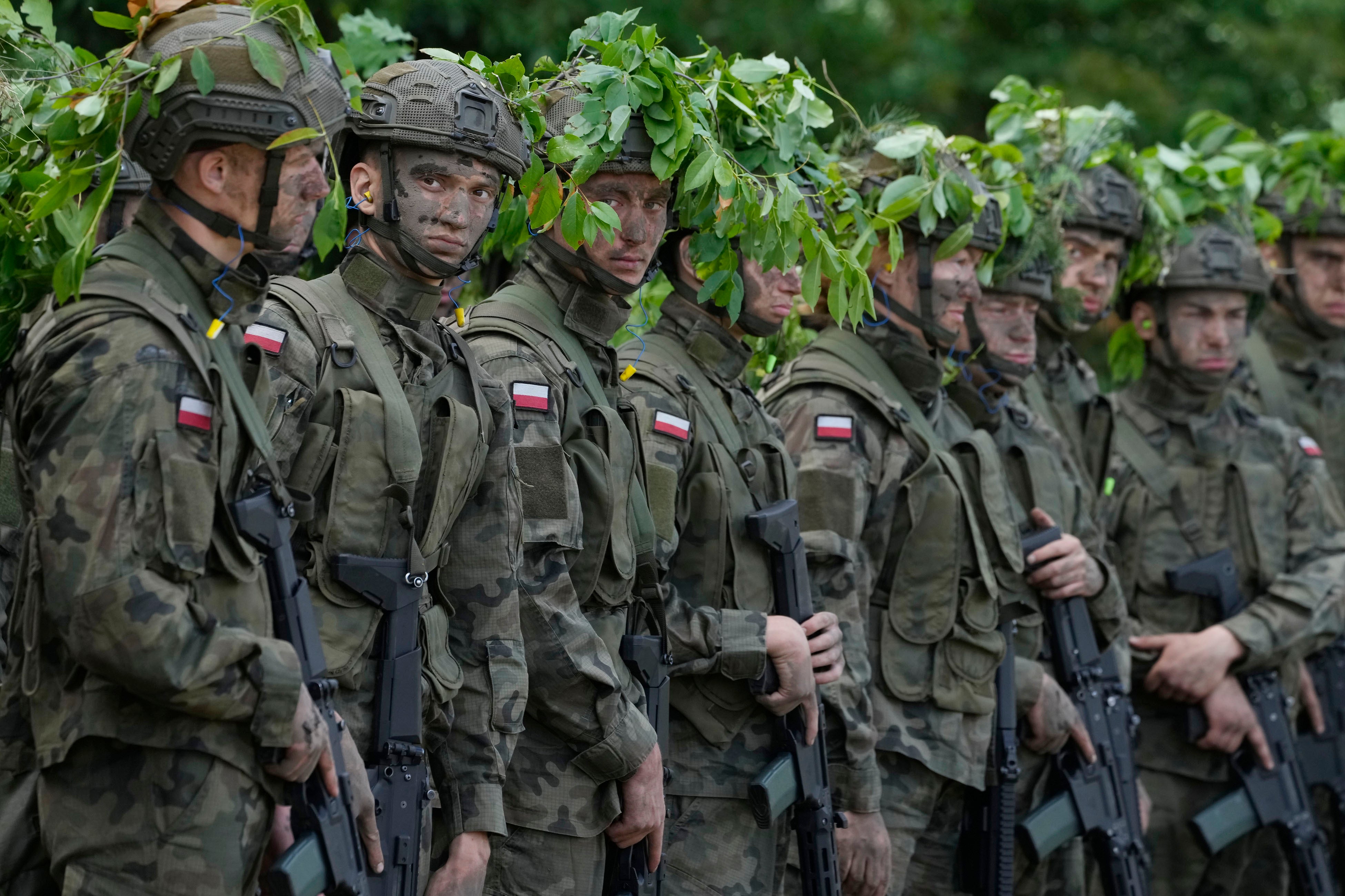 Wolontariusze biorą udział w podstawowym szkoleniu z polską armią w Nowogrodzie, w Polsce, w czwartek 20 czerwca 2024 r.