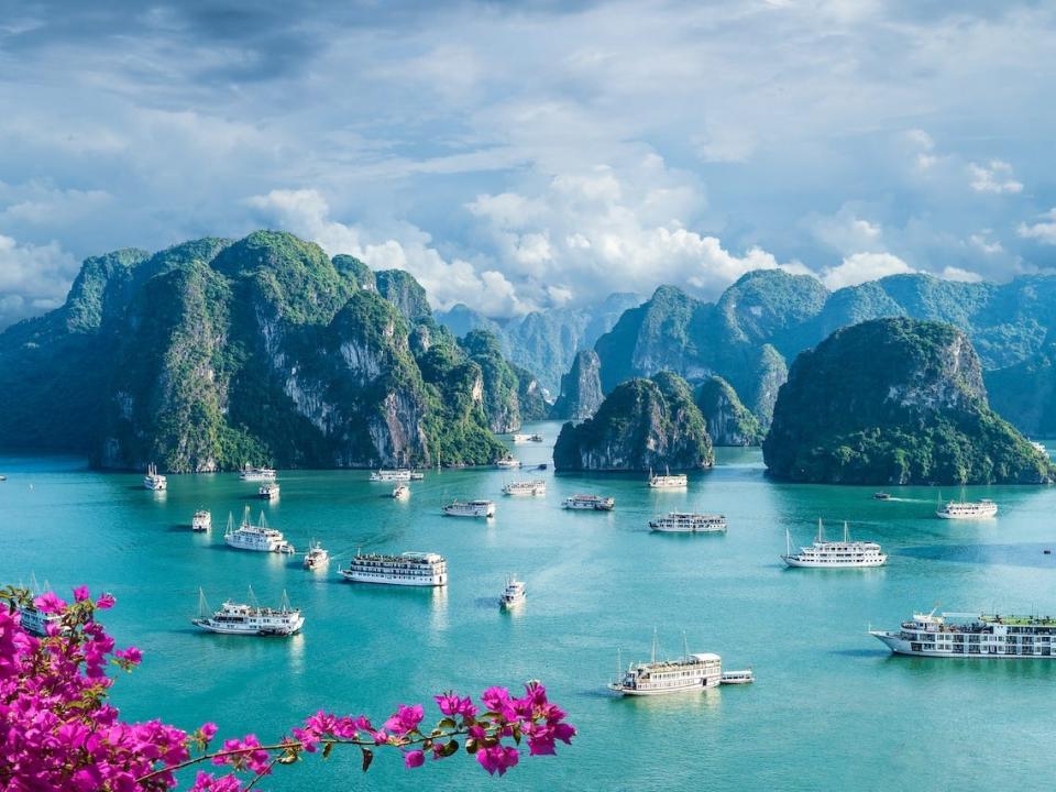 Łodzie pływają po zatoce Ha Long w Wietnamie.