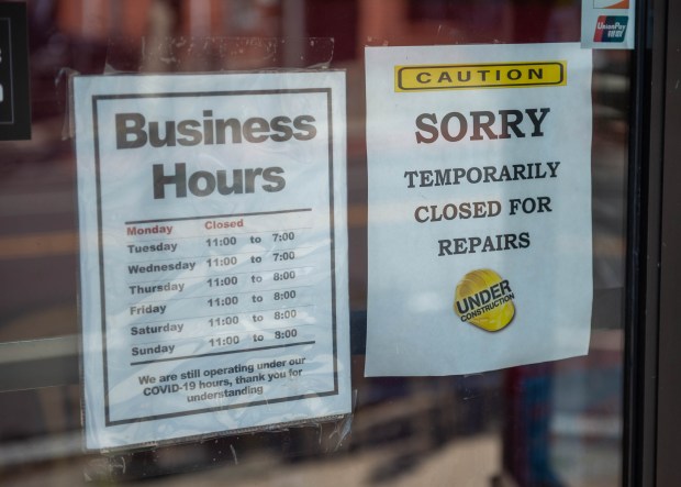 Tablica wisi w oknie Staropolskiej przy Broad Street w New Britain we wtorek, 25 czerwca 2024 r. Restauracja jest tymczasowo zamknięta z powodu budowy.  (Aaron Flaum/Hartford Courant)