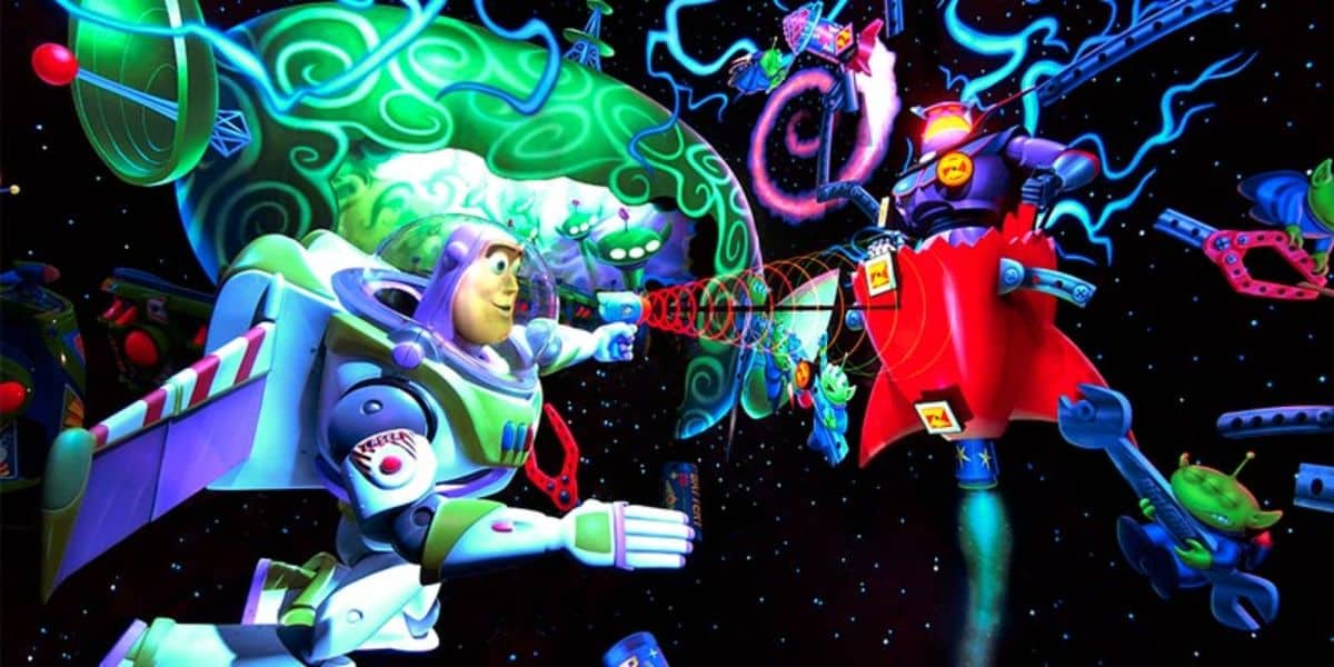 Buzz Lightyear i Imperator Zurg toczą bitwę kosmiczną, otoczeni żywymi kosmicznymi obrazami i futurystyczną bronią, w żywej i kolorowej scenerii z atrakcji inspirowanej „Toy Story”.