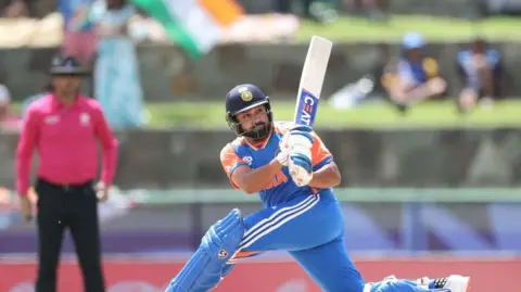 Getty Images Rohit Sharma z Indii trafia czwórkę podczas odbijania podczas meczu Super Eight mężczyzn T20 Cricket World Cup ICC Indie i USA 2024 pomiędzy Indiami a Bangladeszem na stadionie Sir Vivian Richards, 22 czerwca 2024 r. w Antigui, Antigui i Barbudzie.  (