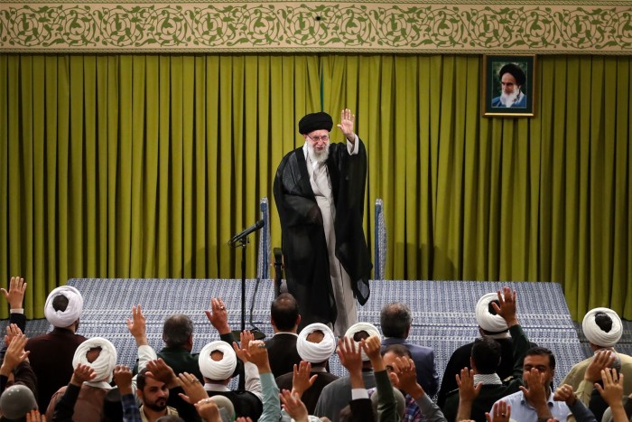Ajatollah Ali Chamenei macha do tłumu