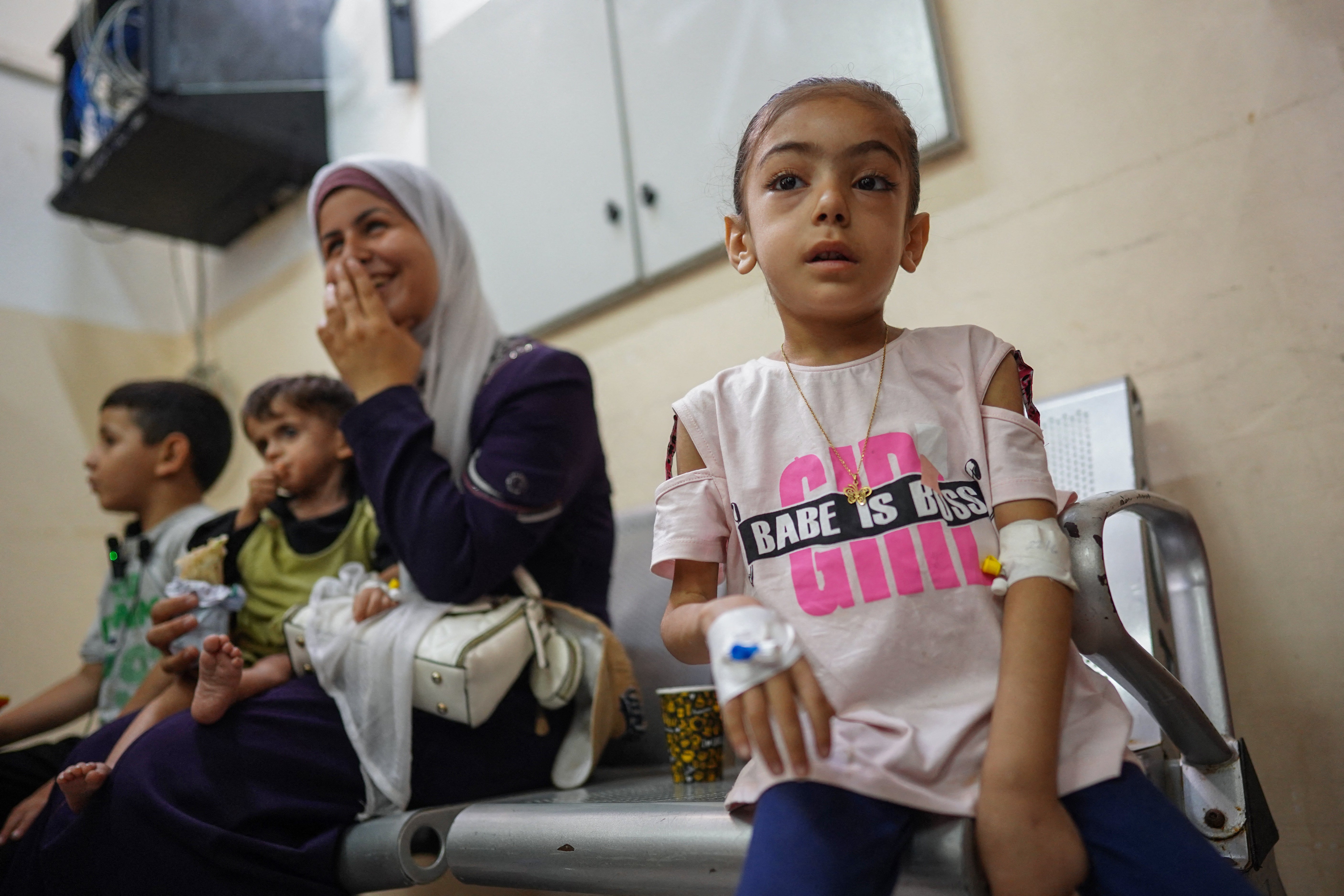 Palestyńskie dzieci cierpiące na niedożywienie lub przewlekłe choroby, takie jak rak, czekają z członkami rodziny w szpitalu Nasser w Chan Junis w południowej części Strefy Gazy po tym, jak według doniesień izraelska armia udzieliła im pozwolenia na opuszczenie oblężonego terytorium palestyńskiego