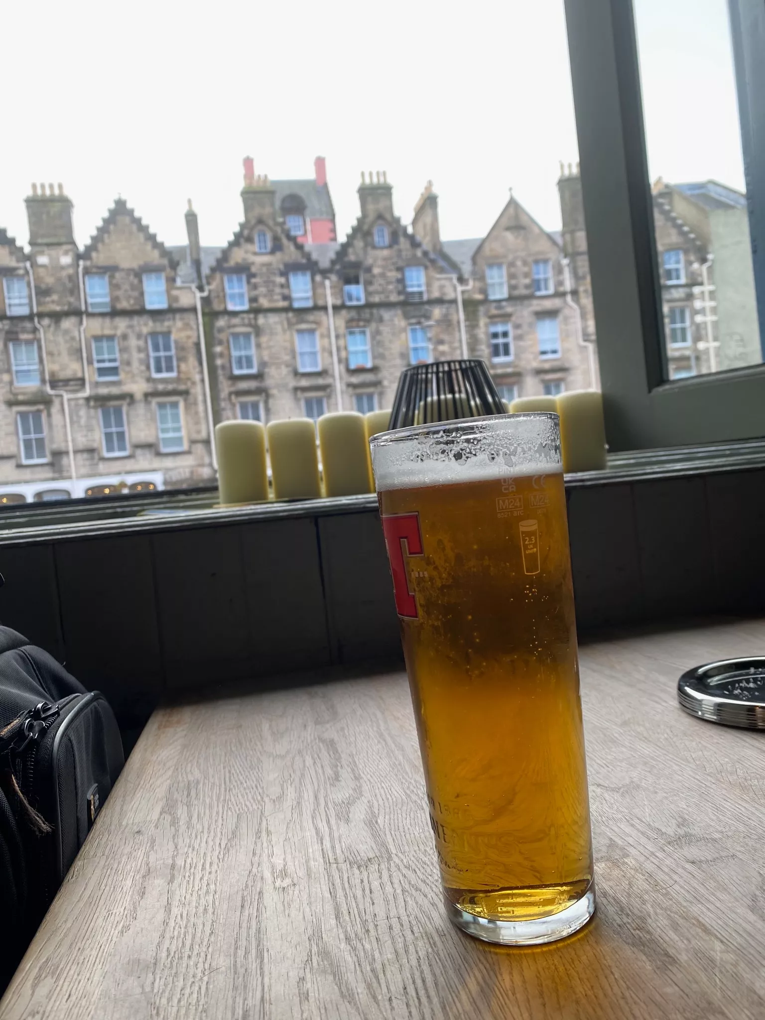 Kufel szkockiego lagera na stole w edynburskim pubie 