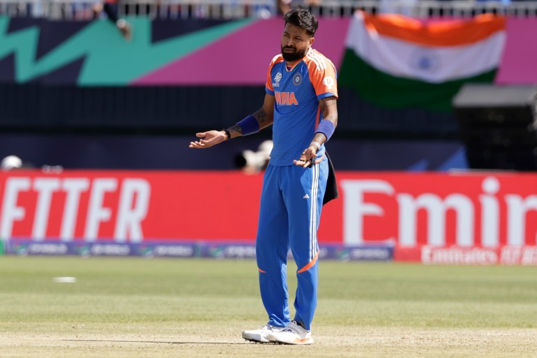 Hardik Pandya z Indii reaguje po zwolnieniu Shadaba Khana z Pakistanu podczas meczu krykieta mężczyzn T20 mężczyzn ICC pomiędzy Indiami a Pakistanem na międzynarodowym stadionie krykietowym hrabstwa Nassau w Westbury w stanie Nowy Jork, niedziela, 9 czerwca 2024 r. (AP Photo/Adam Hunger)
