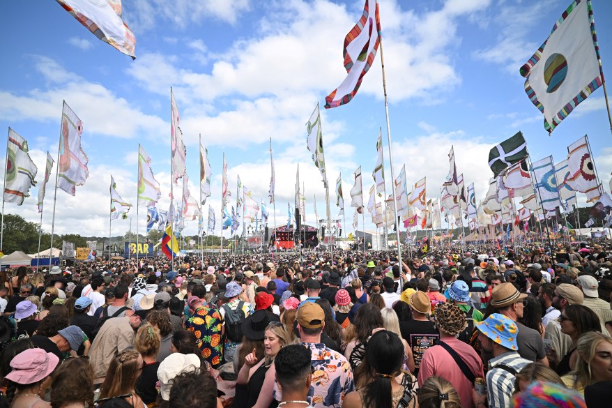 Biesiadnicy na scenie West Holts podczas festiwalu Glastonbury.