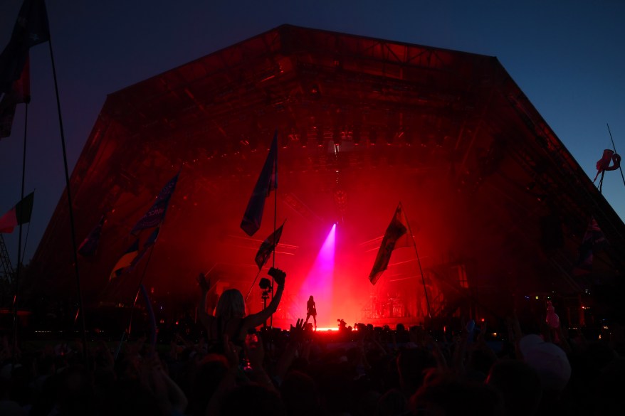 Dua Lipa występuje na kultowej scenie Pyramid na festiwalu Glastonbury 2024, 28 czerwca 2024 r.