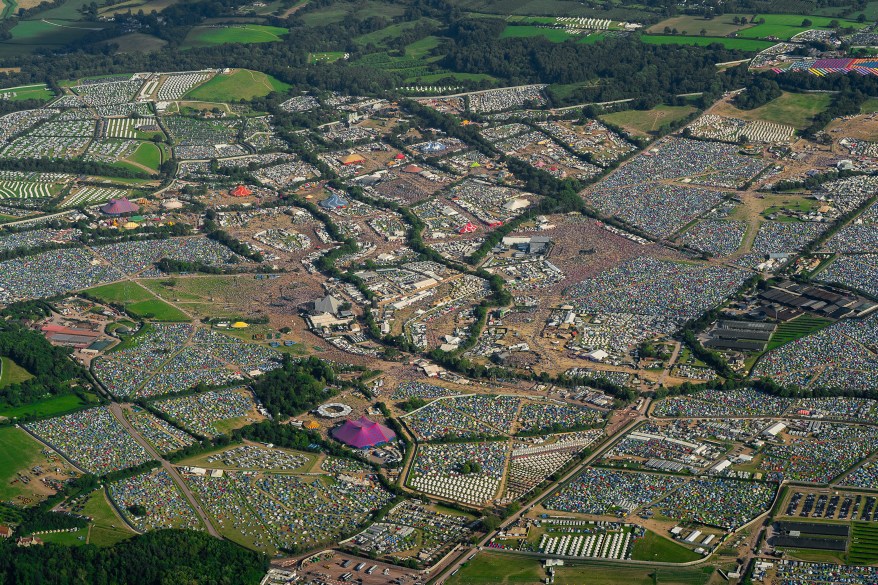 Widok z lotu ptaka na festiwal w Glastonbury na początku weekendu, niedaleko Pilton, Somerset, w Anglii, 28 czerwca 2024 r.
