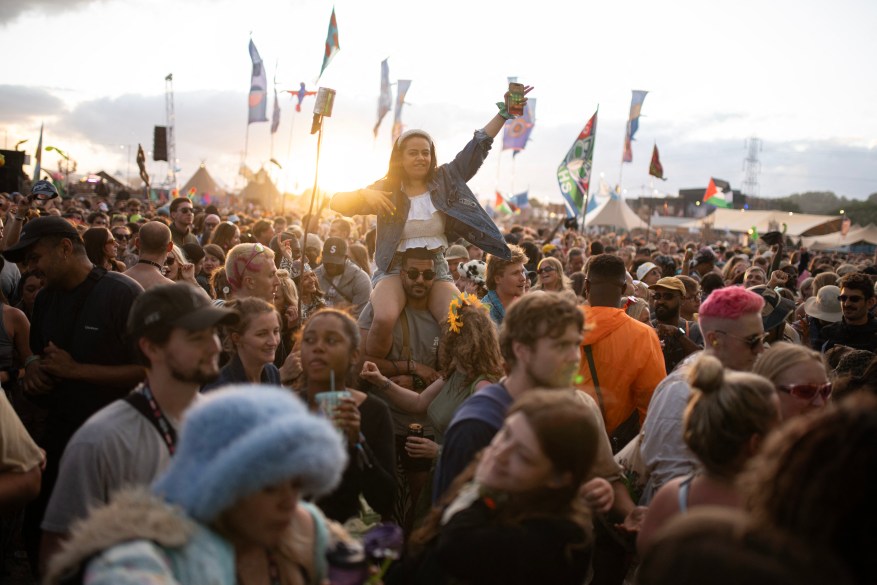Festiwal Glastonbury na początek weekendu w pobliżu Pilton w Somerset w Anglii, 28 czerwca 2024 r.
