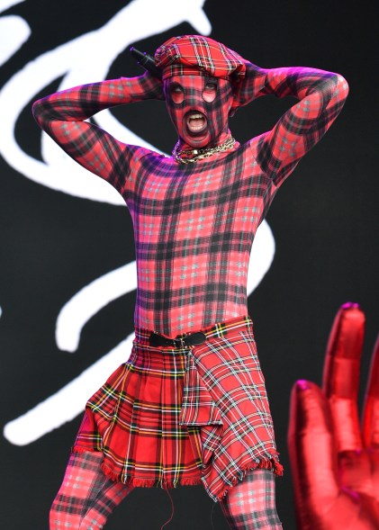 Lynks występująca na scenie Park na festiwalu Glastonbury 2024 w kraciastym stroju