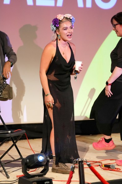 Florence Pugh w czarnej sukience zapowiadająca „Diunę: Część drugą” w kinie Pilton Palais podczas festiwalu Glastonbury w Somerset w Anglii, 28 czerwca 2024 r.