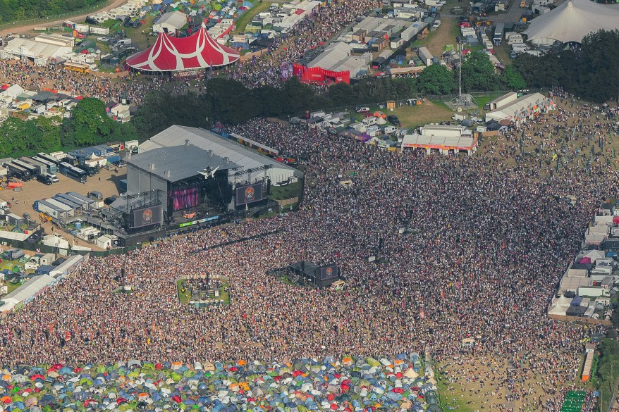 Widok z lotu ptaka na festiwal Glastonbury na początku weekendu w pobliżu Pilton w Somerset w Anglii, 28 czerwca 2024 r.