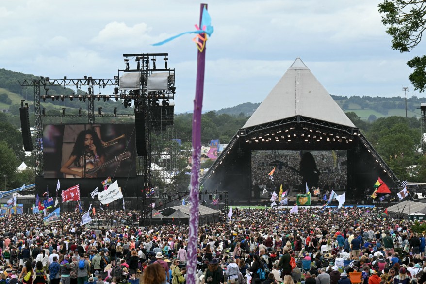 Widzowie festiwalu oglądają występ Olivii Dean na scenie Pyramid.