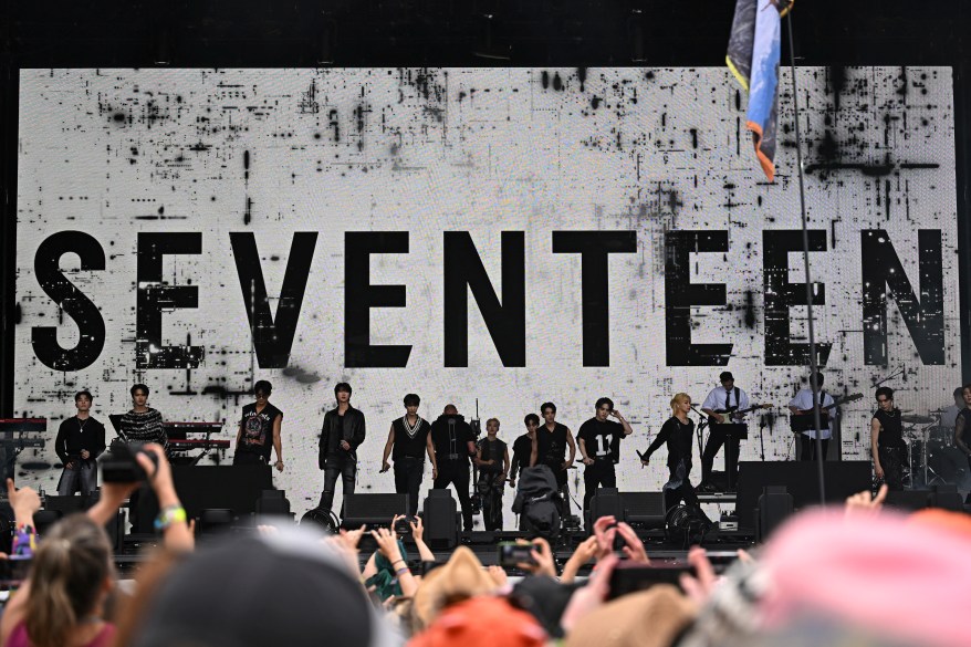 Seventeen występuje na scenie Pyramid podczas festiwalu Glastonbury w Worthy Farm w Pilton niedaleko Glastonbury, Somerset, Wielka Brytania, 28 czerwca 2024 r.