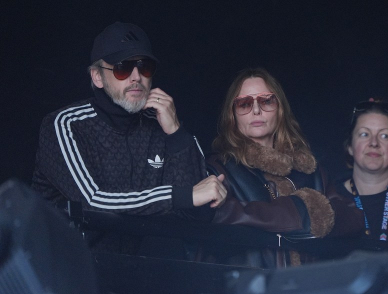 Stella McCartney i jej mąż Alasdhair Willis oglądają występ PJ Harvey.