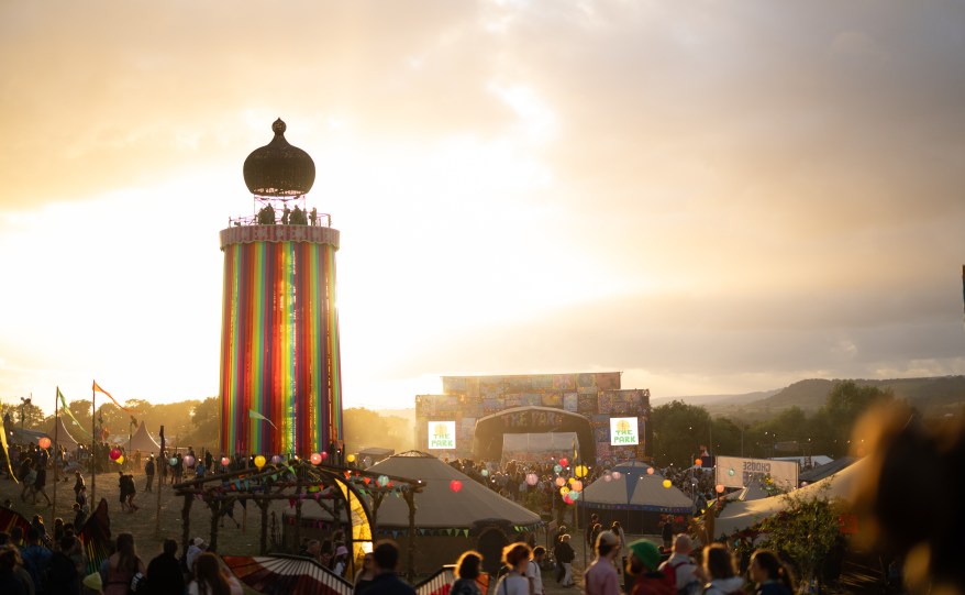 Ogólny widok sceny w parku i wieży wstęgowej podczas drugiego dnia festiwalu Glastonbury 2024 w Worthy Farm, Pilton, 27 czerwca 2024 r. w Glastonbury w Anglii.