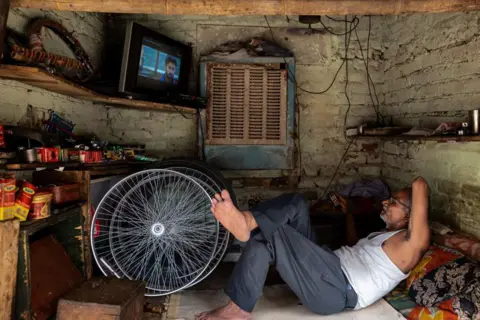 Getty Images, warsztat naprawy rowerów w Nowym Delhi w Indiach, w piątek 19 maja 2023 r. T