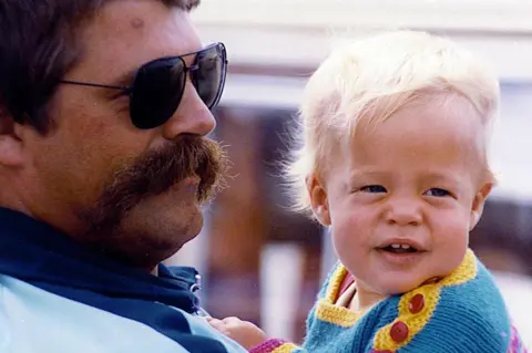 Jan na zdjęciu z synem 