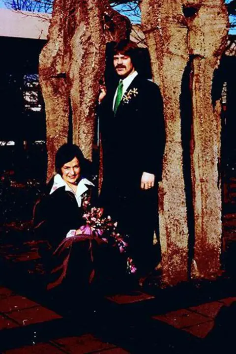 Els van Leeningen (po lewej) i Jan Faber (po prawej) w dniu swojego ślubu, 1975 r.
