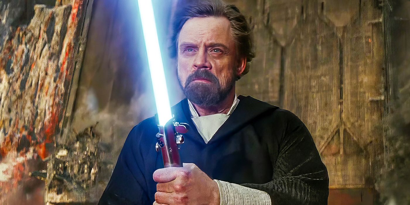 Luke Skywalker trzymający swój niebieski miecz świetlny w filmie Gwiezdne Wojny: Ostatni Jedi