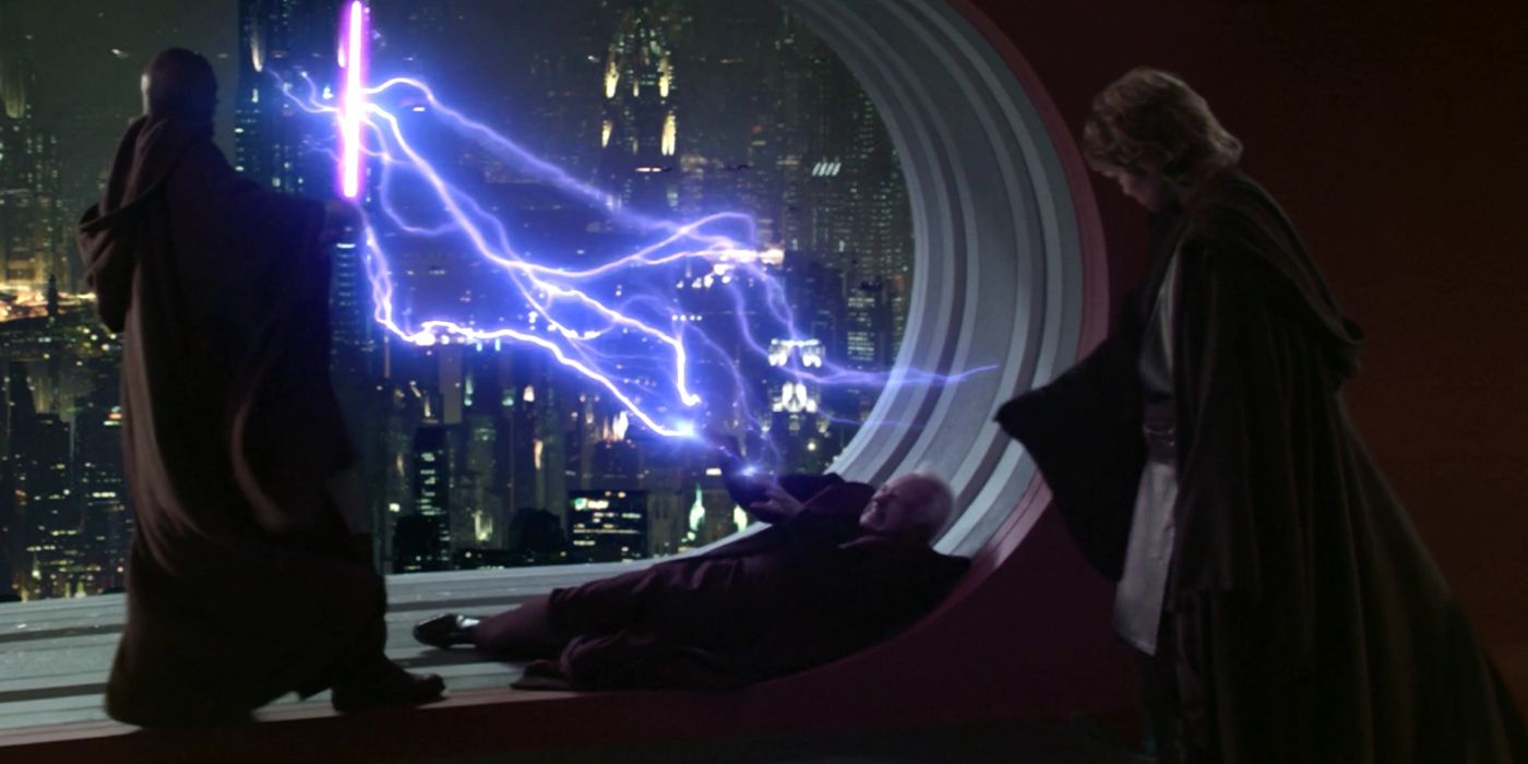 Cesarz Palpatine strzela piorunem w mace Windu, podczas gdy Anakin ogląda Zemstę Sithów