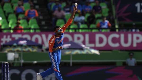 Zawodnik Indii Axar Patel rzuca piłkę podczas drugiego półfinału Pucharu Świata T20 mężczyzn ICC pomiędzy Anglią i Indiami na Stadionie Narodowym Gujany w Providence w Gujanie