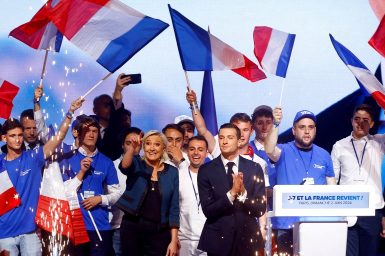 Marine Le Pen, przewodnicząca grupy parlamentarnej francuskiej skrajnie prawicowej partii Zgromadzenie Narodowe (Rassemblement National – RN) i Jordan Bardella, przewodnicząca francuskiej skrajnie prawicowej partii Zjednoczenie Narodowe (Rassemblement National – RN) i szef listy RN ds. wybory europejskie, udział w wiecu politycznym podczas kampanii partii przed wyborami do Parlamentu Europejskiego, Paryż, Francja, 2 czerwca 2024 r. REUTERS/Christian Hartmann/File Photo