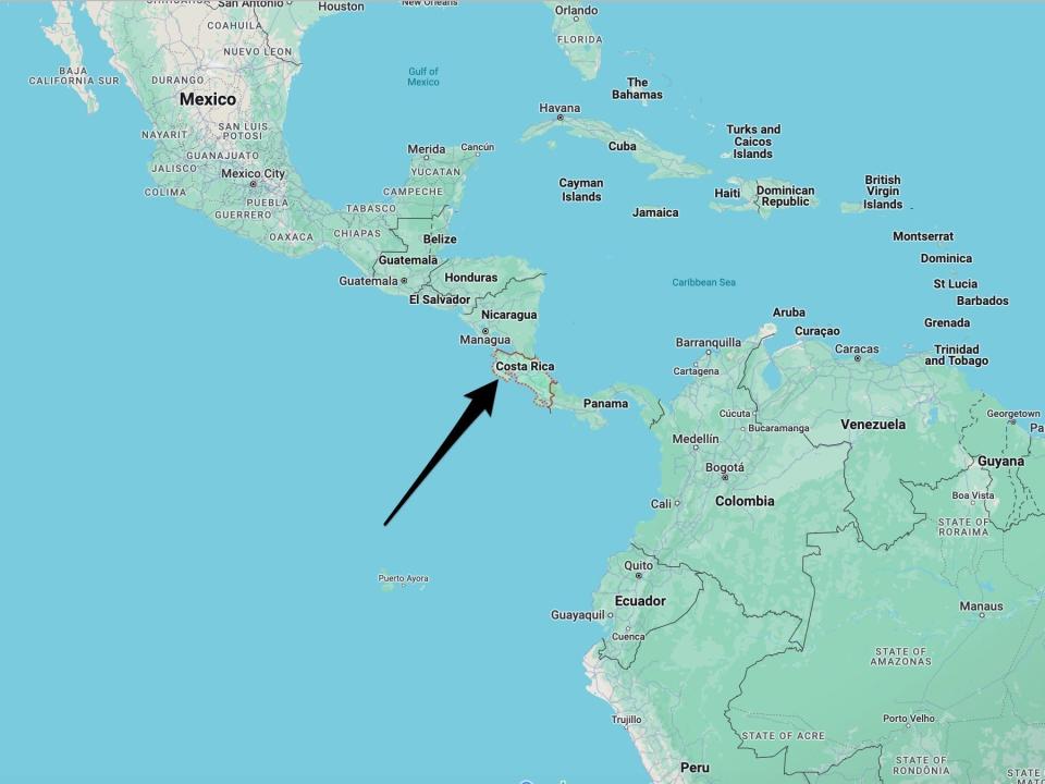 Mapa Ameryki Środkowej ze strzałką wskazującą na Kostarykę na środku