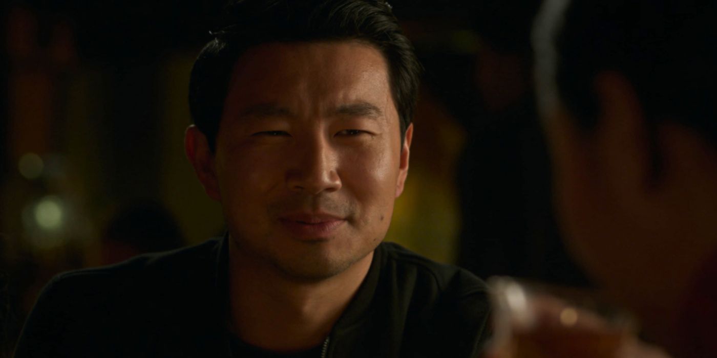 Simu Liu jako Shang-Chi w Shang-Chi i Legenda o dziesięciu pierścieniach (2021), patrząc poza ekranem
