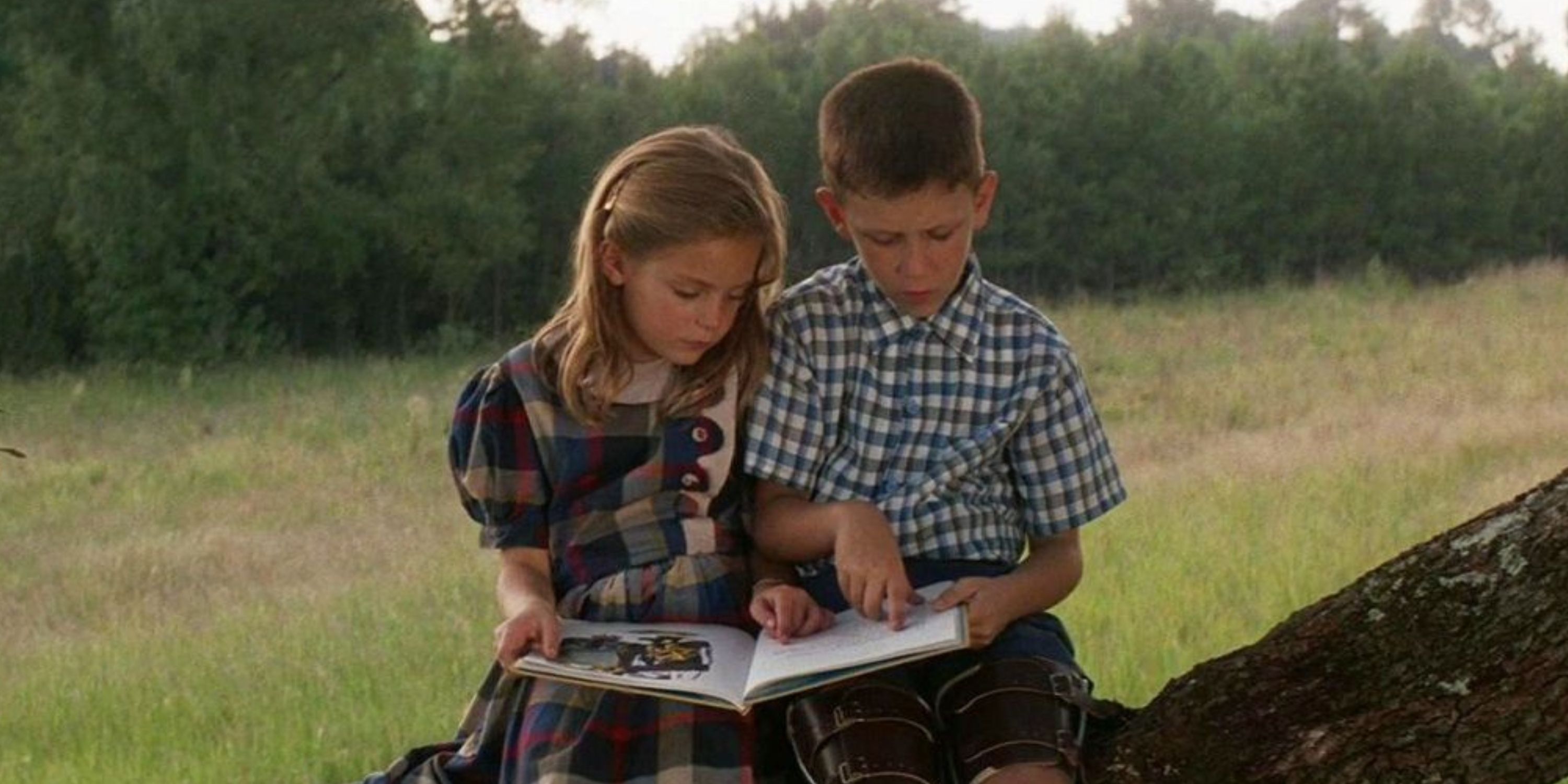 Młoda Jenny i Forrest czytają „Forresta Gumpa”.