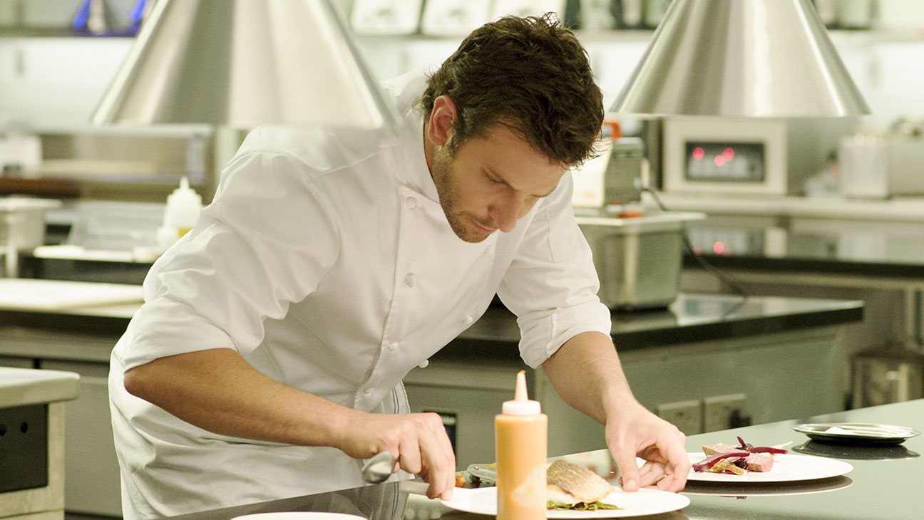 Bradley Cooper jako szef kuchni Adam Jones w filmie „Burnt” z 2015 r.