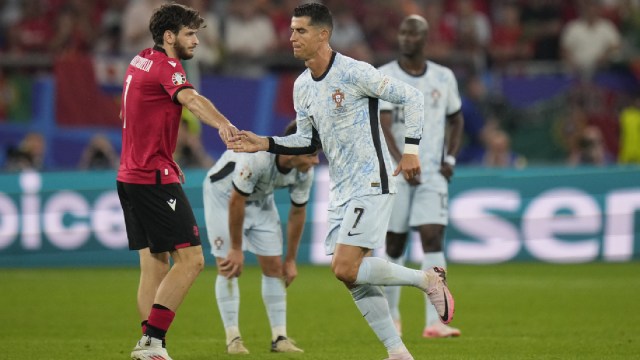 Portugalczyk Cristiano Ronaldo podaje rękę Gruzince Khvicha Kvaratskhelia, gdy ten opuszcza boisko podczas meczu grupy F pomiędzy Gruzją a Portugalią podczas turnieju piłki nożnej Euro 2024 w Gelsenkirchen w Niemczech