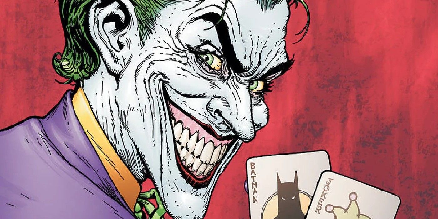 Joker uśmiecha się, trzymając dwie karty do gry, jedną z napisem Joker, drugą Batman.