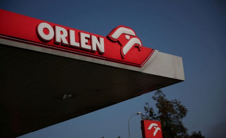 Orlen Exclusive-Poland ostrzegł trzy spółki gazownicze, że może przejąć płatności Gazpromu, podają źródła