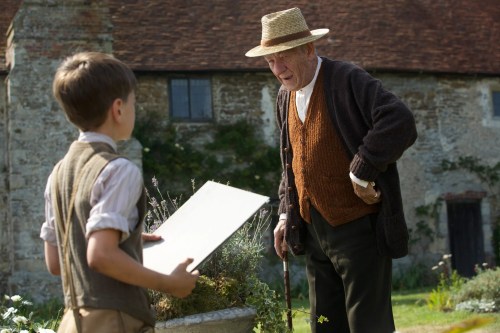 Stary człowiek rozmawia z dzieckiem w Mr. Holmes.