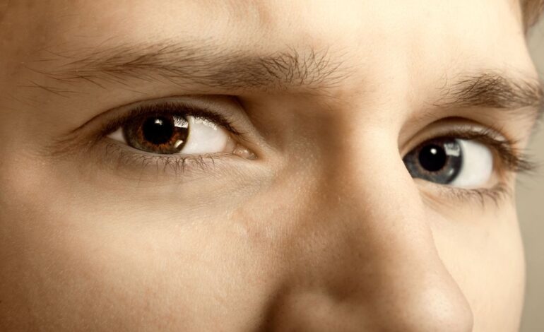 Studium przypadku pediatrycznego sugeruje powiązanie zespołu genetycznego z guzem oka