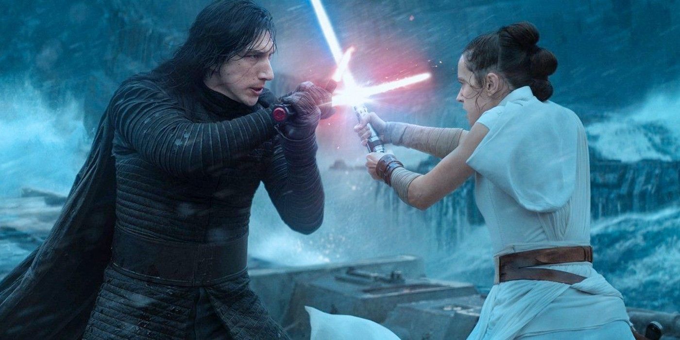Rey (Daisy Ridley) i Kylo Ren (Adam Driver) skrzyżowali miecze świetlne w filmie Skywalker. Odrodzenie