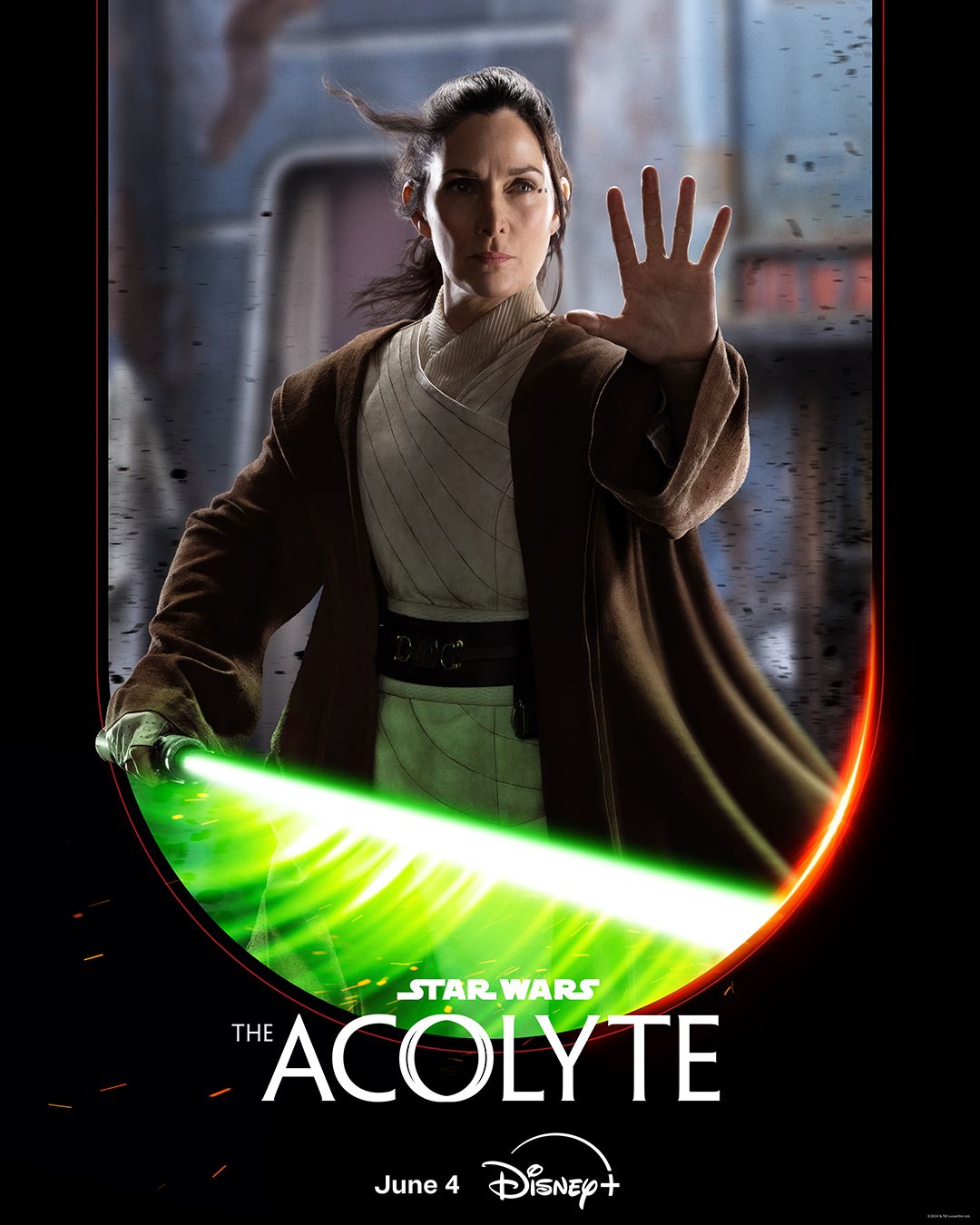 Carrie Ann Moss jako Indara trzymająca zielony miecz świetlny w Star Wars The Acolyte Poster