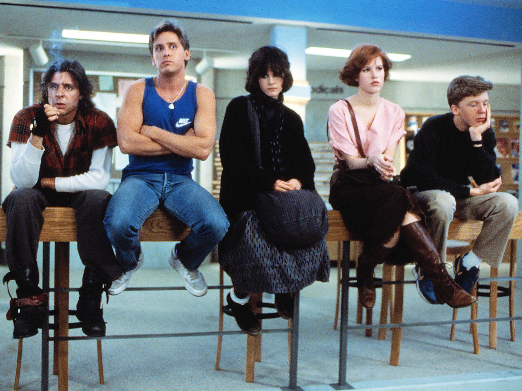 Paczka bachorów: Judd Nelson, Emilio Estevez, Ally Sheedy, Molly Ringwald i Anthony Michael Hall w filmie Johna Hughesa „Klub śniadaniowy” z 1985 r.