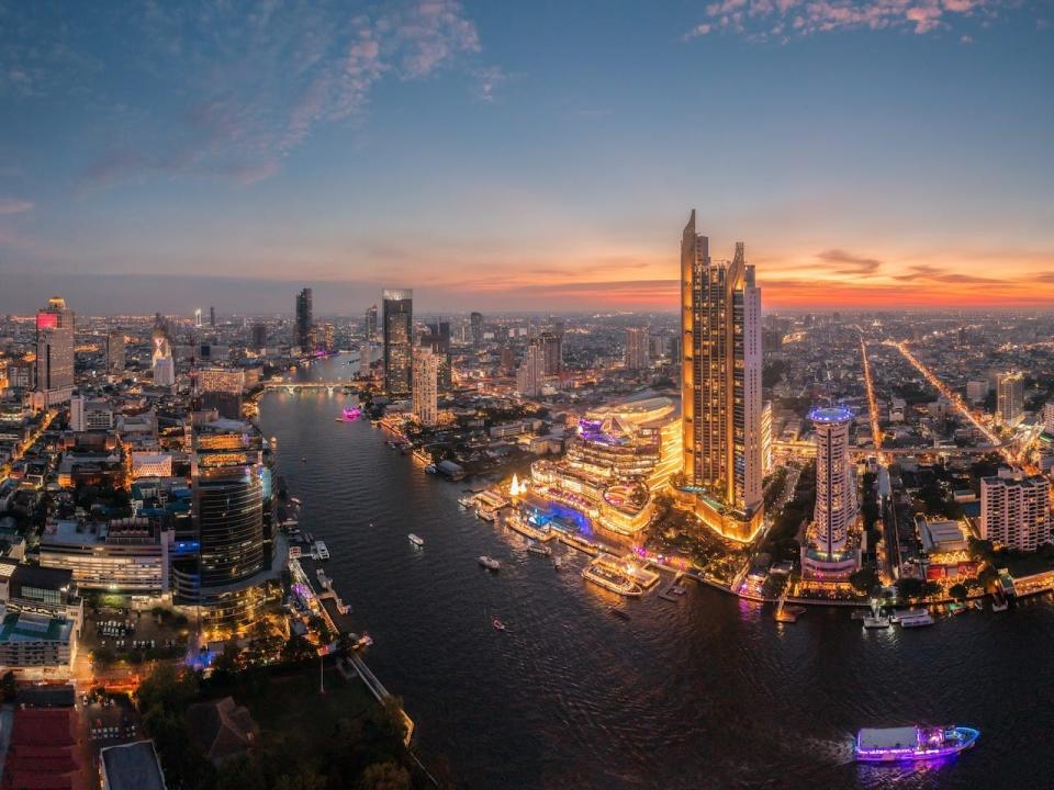 Widok z lotu ptaka na panoramę miasta Bangkok w scenie zmierzchu.