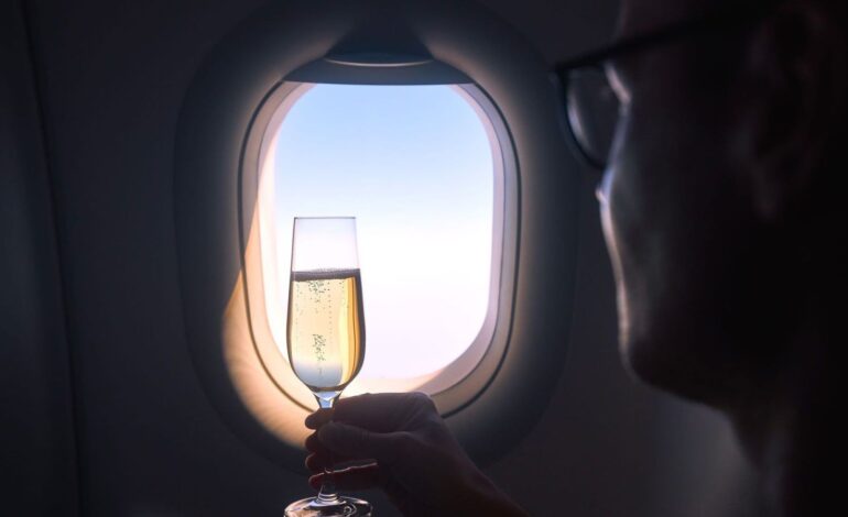 Dlaczego nigdy nie powinieneś spać po wypiciu alkoholu w samolocie