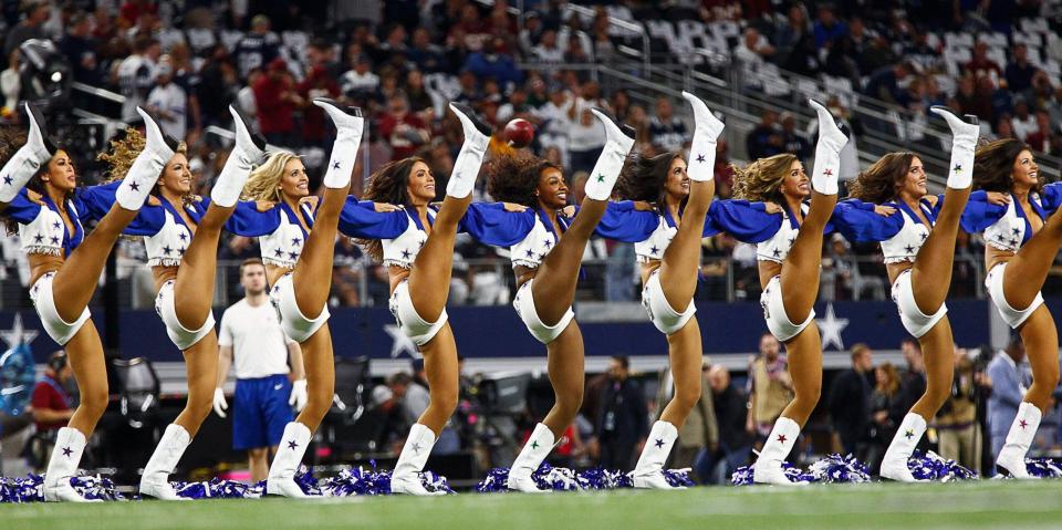 Zespół Dallas Cowboys Cheerleaders kopie z linii podczas meczu The Dallas Cowboys vs Washington Redskins